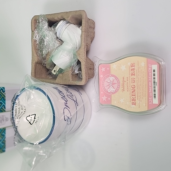 NEW, Set of 2, Scentsy Dream it, Live it, Love it. Warmer and Bar. - Picture 1 of 16